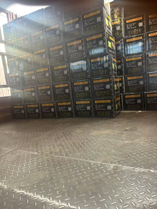 400余箱肥料裝車2 400余箱肥料裝車2