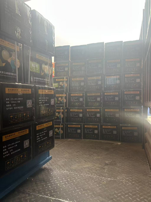 400余箱肥料裝車3 400余箱肥料裝車3