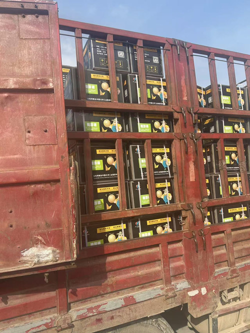 400余箱肥料裝車4 400余箱肥料裝車4